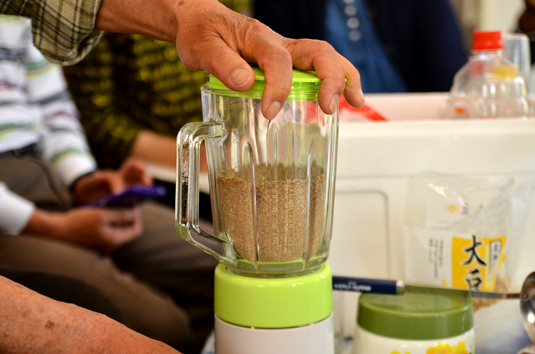 ミキサーで砕く